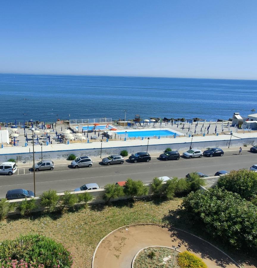 Seafront Suites Барі Екстер'єр фото